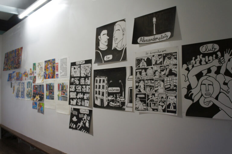 salle d'expo avec les dessins