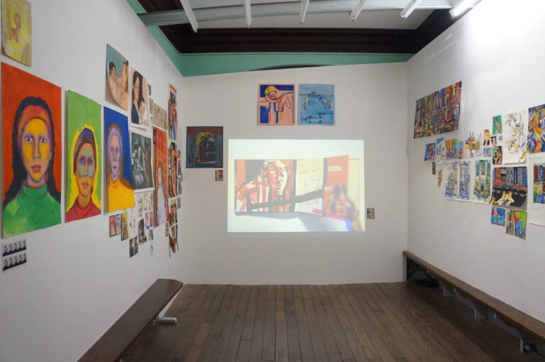 Salle d'expo avec dessins et projection d'un livre