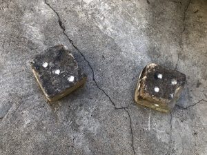 dés à jouer en pierre.