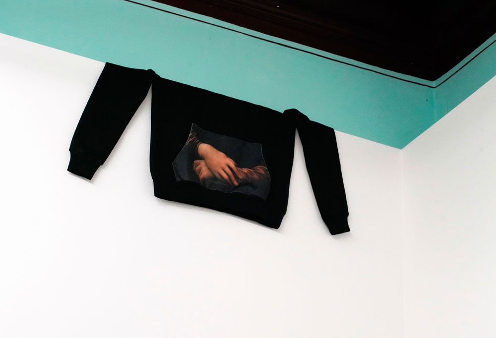 Tshirt imprimé avec les mains de la joconde