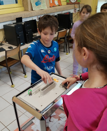 image de l'intervention à l'école "La Petite Trousse", avec des enfants choissant des pièces