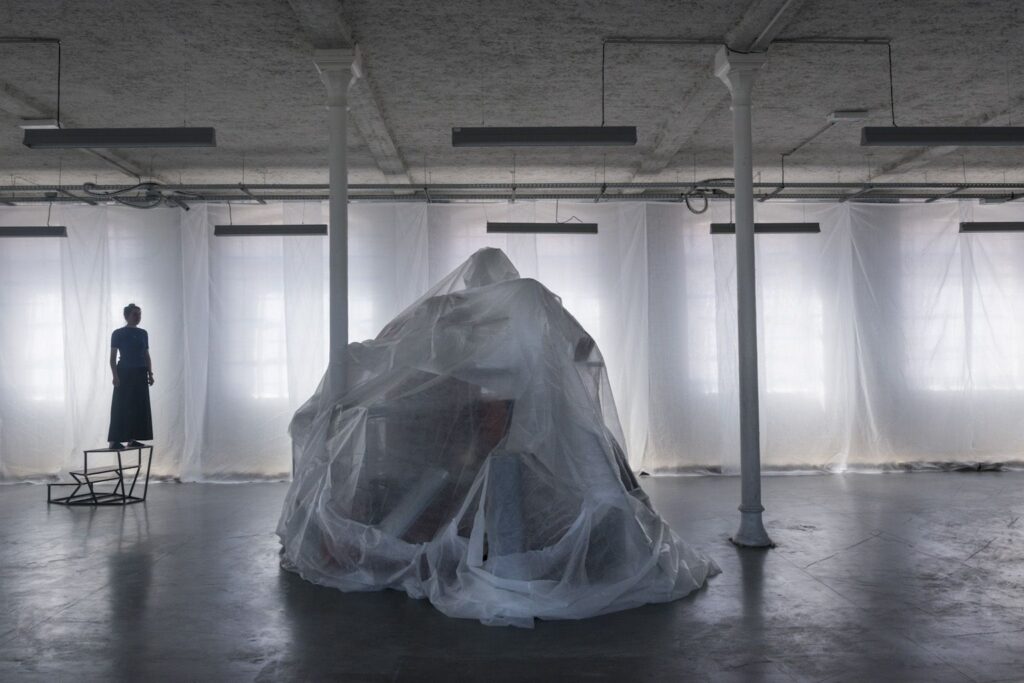 Installation avec une grnde bache en plastique transaprent