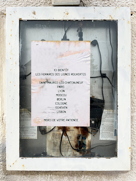un affiche que l'on trouve dans les petites gares pour signaler un problème de train.