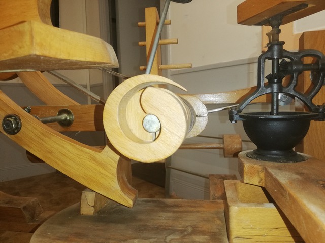 gros plan sur un mécanisme en bois