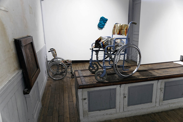 vue de l'exposition avec un fauteuil roulant bricollé