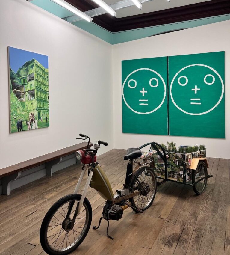 Vue de l'exposition avec peinture verte et mobilette tunée.