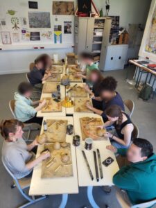 Ateliers avec des enfants en train de faire du modelage.