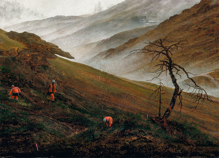 Photo d'hommes avec des gilet oranges dans une montagne aux tons verts, bruns et blancs.