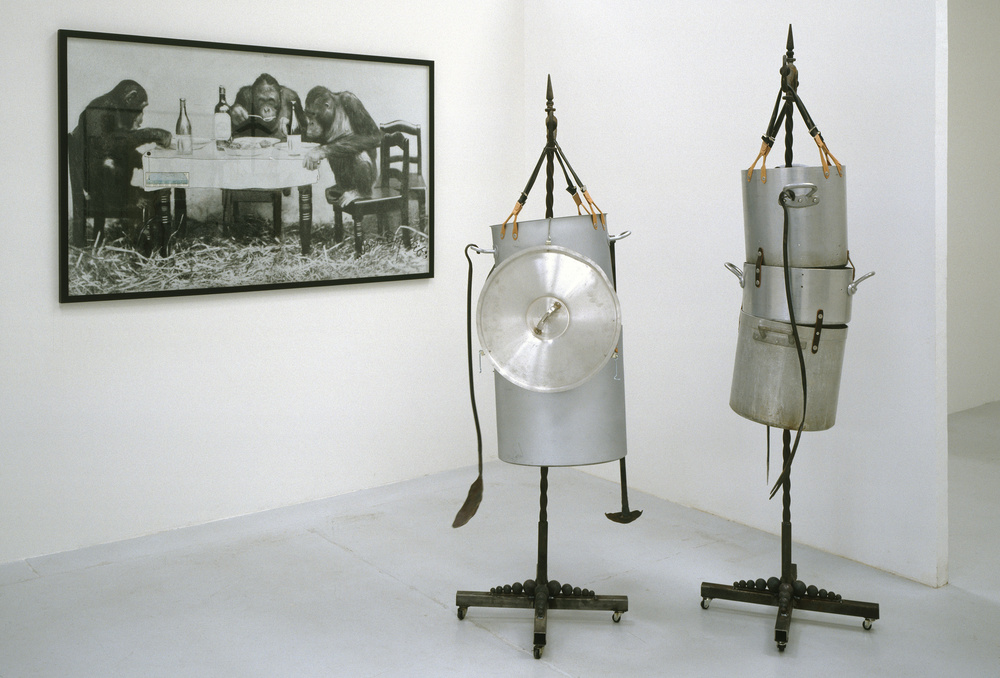 sculptures d'apparence antropomorphiques faites avec des faitouts en alluminium