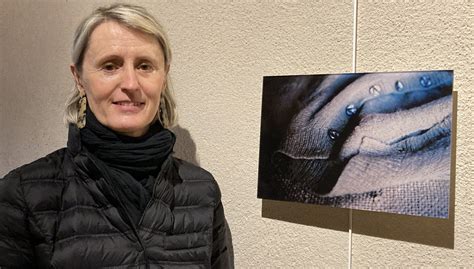 Portrait de l'artiste posant devant un tableau bleu et blanc