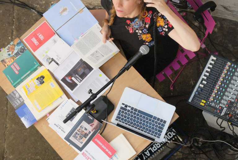 Laurie Bellanca regarde la caméra, le bureau est jonché de livres.