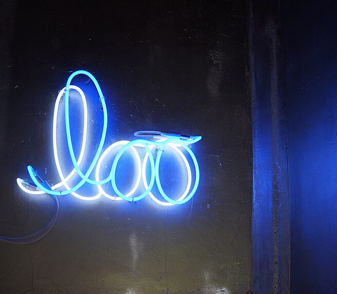Néon bleu représentant un texte "Loo"