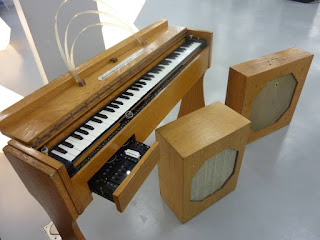 une instrument de musique à clavier appelé onde Martenot