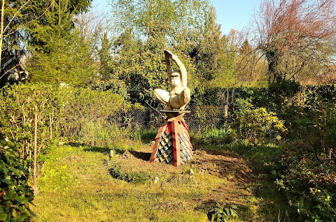 sculpture en bois d'un singe dans les jardins de la gare