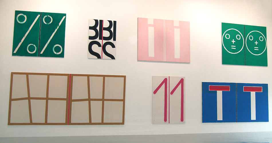 Série de 7 tableaux accrochée au mur,