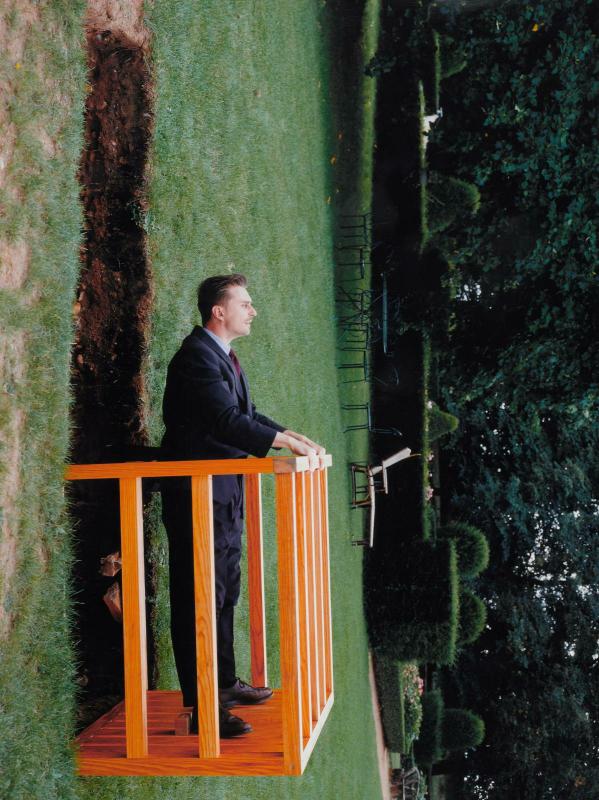 photomontage d'un homme sur un balcon sortant d'une pelouse.