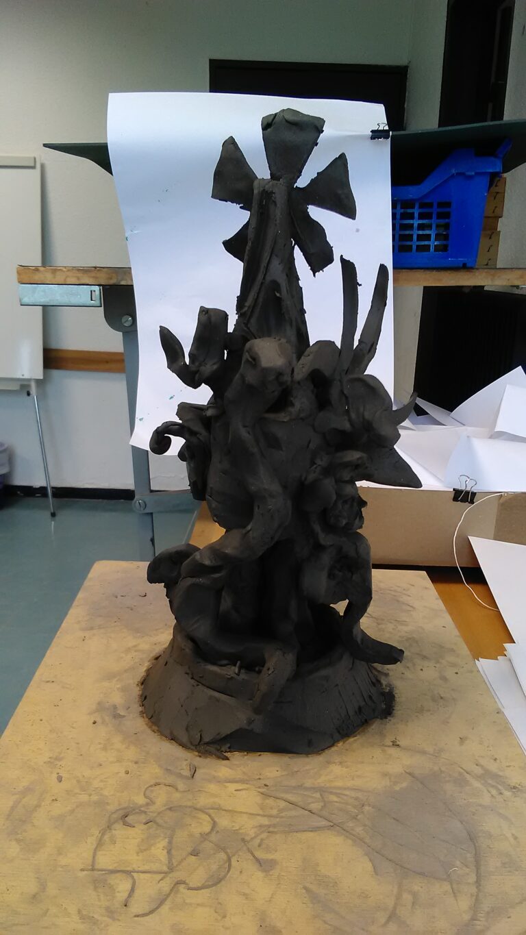 une maquette de cérmique représentant des fleurs noires.