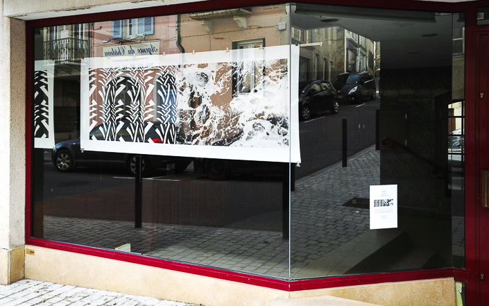 Forme géométrique imprimée en grand format, affiché dans une vitrine de commercant