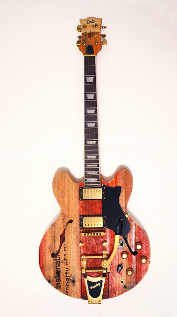 Guitare électrique peinte