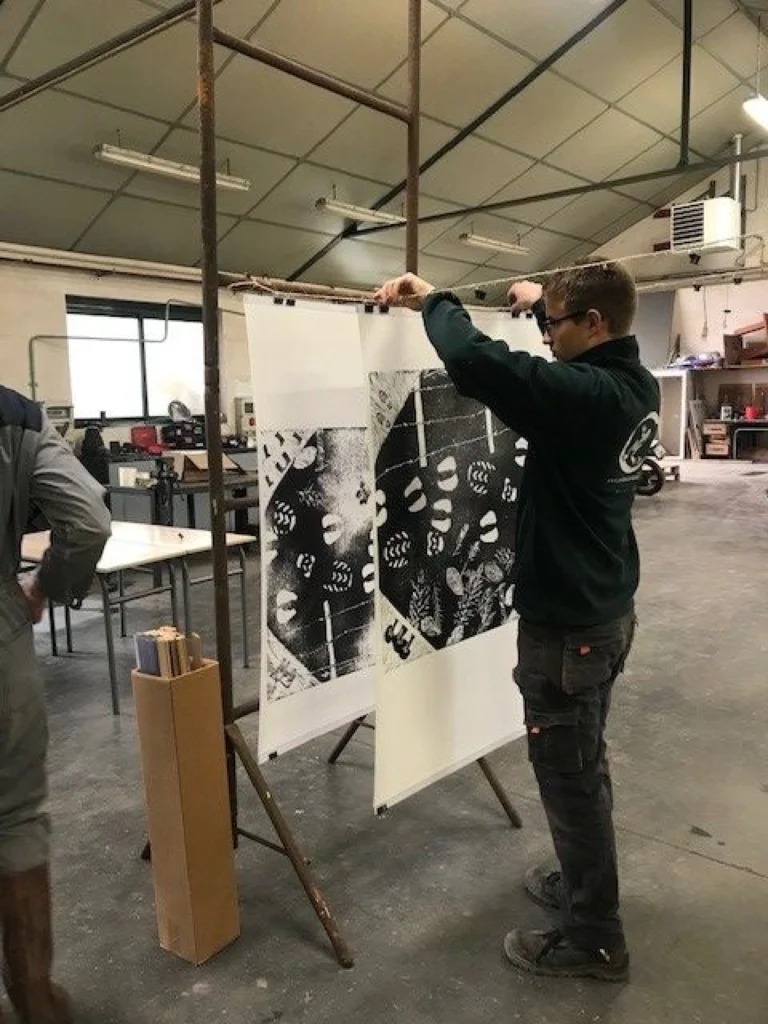 étudiant montrant ses gravures