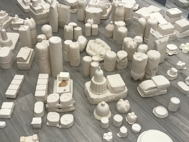Sculptures en céramique blanche